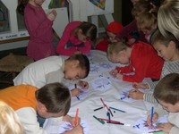 les enfants s'appliquent sur leurs dessins